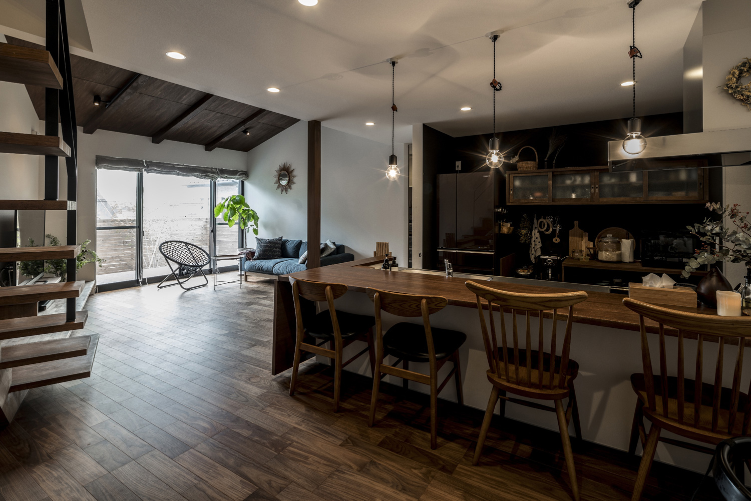 キッチンの向かい側に木のカウンターを取り付けたLDK・デザイン住宅 注文住宅・デザイン住宅建築実例_『CASE583 デルタ』_LDK