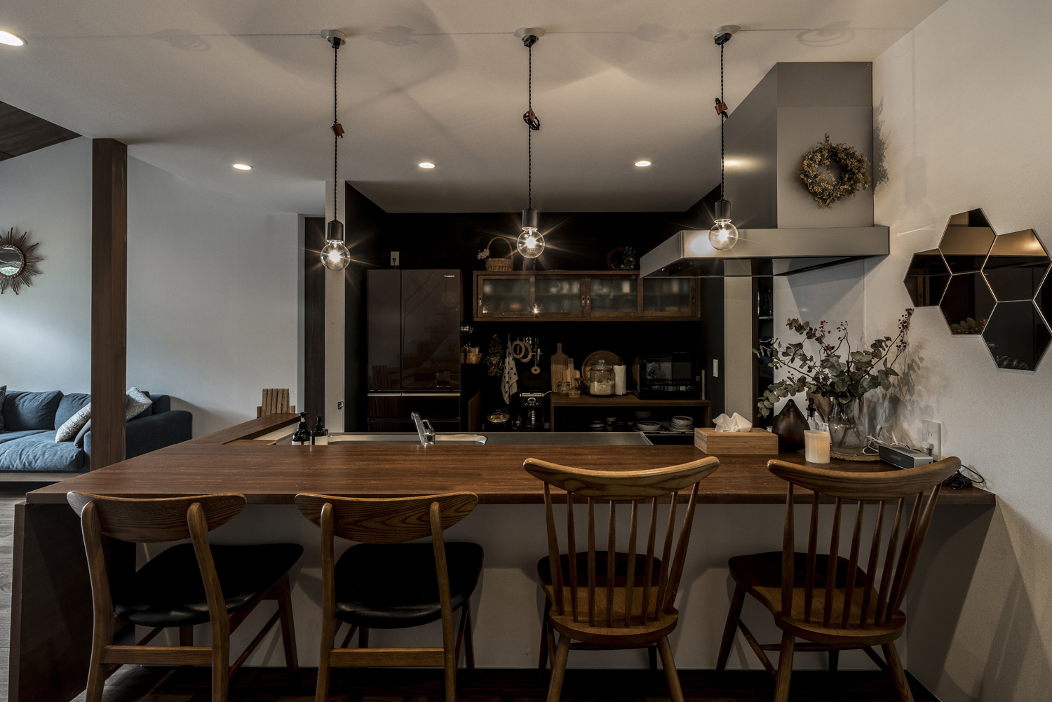 木のカウンターに木の椅子を並べたカウンターキッチン・デザイン住宅 注文住宅・デザイン住宅建築実例_『CASE583 デルタ』_LDK