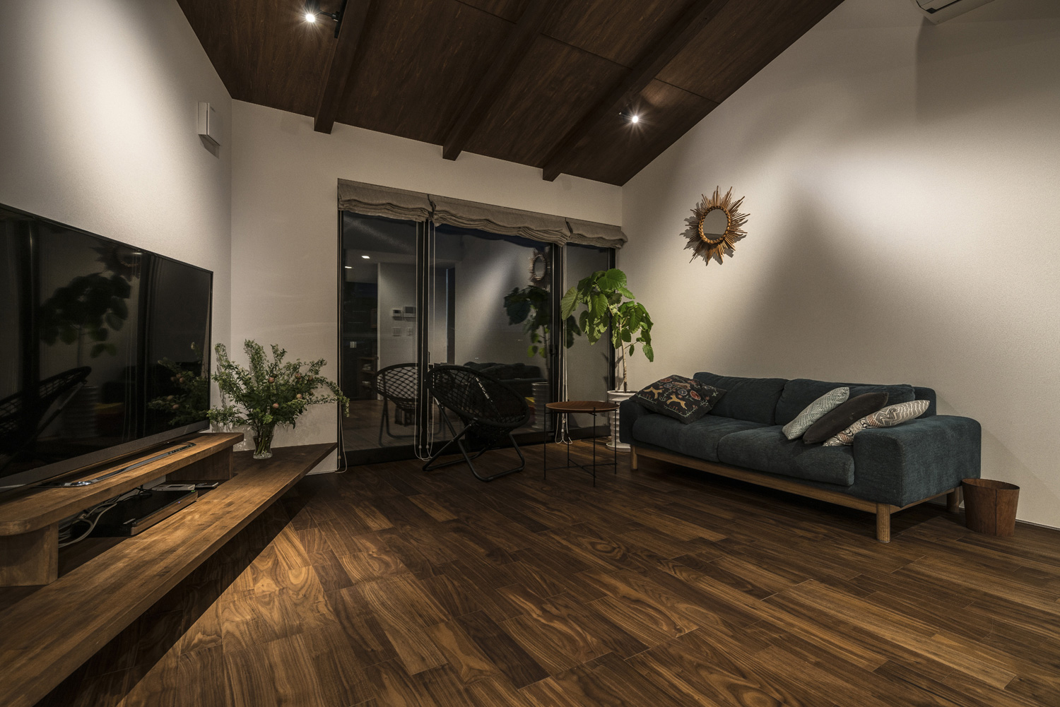 濃い色の木材の天井にダウンライトを取り付けたフローリングのLDK・デザイン住宅 注文住宅・デザイン住宅建築実例_『CASE583 デルタ』_LDK