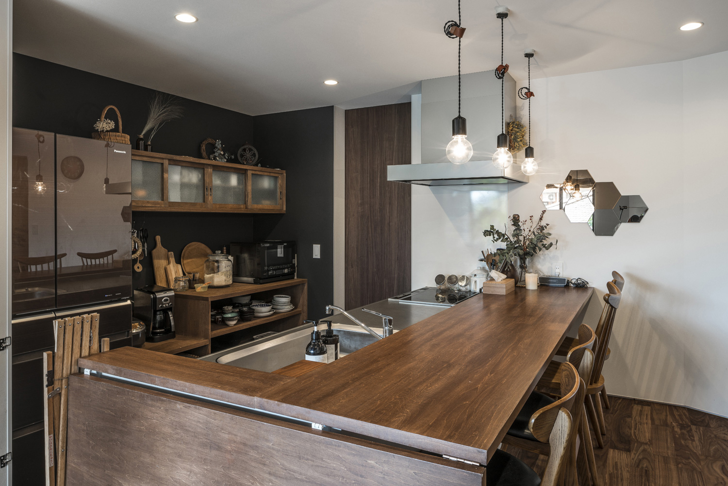 木の折り畳みカウンターが取り付けられたカウンターキッチン・デザイン住宅 注文住宅・デザイン住宅建築実例_『CASE583 デルタ』_キッチン