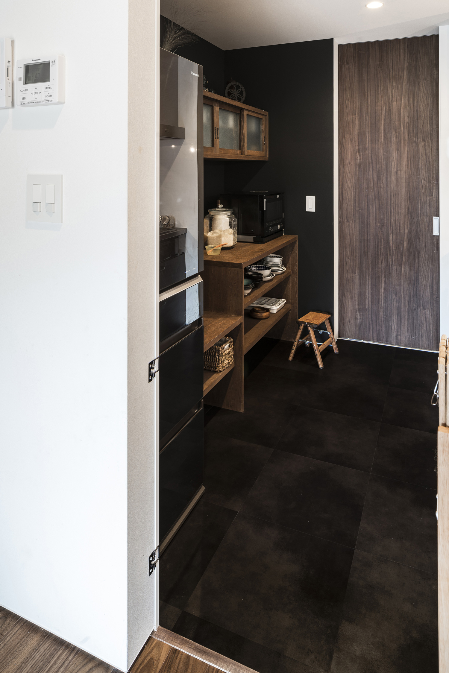 家具や床材を黒で統一したキッチン・デザイン住宅 注文住宅・デザイン住宅建築実例_『CASE583 デルタ』_キッチン