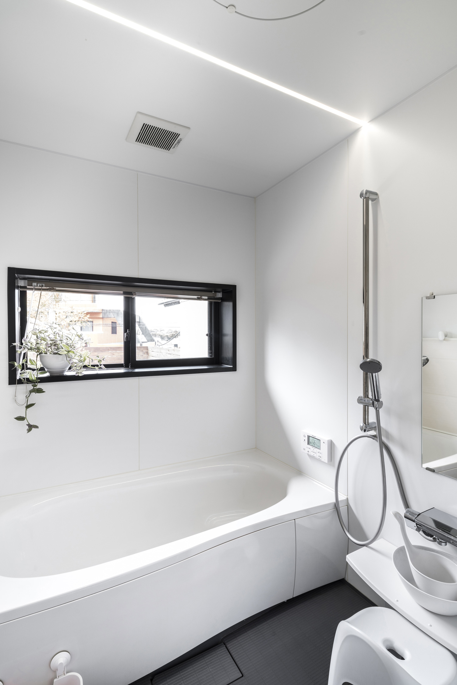 白を基調とした中に、ライン照明と窓を設けた浴室・デザイン住宅 注文住宅・デザイン住宅建築実例_『CASE583 デルタ』_浴室・洗面所