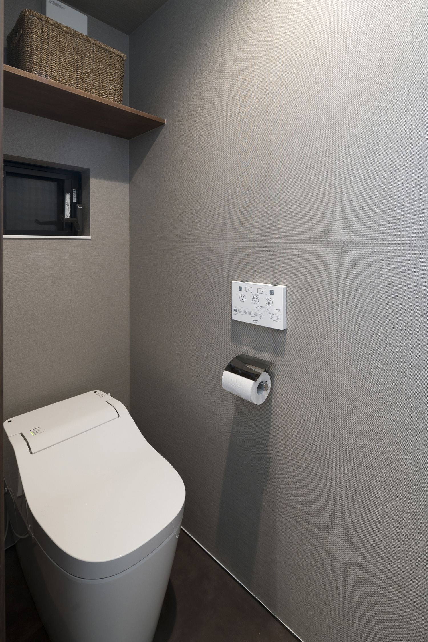 グレーのクロスで頭上の棚や換気用の窓を設けたトイレ・デザイン住宅 注文住宅・デザイン住宅建築実例_『CASE583 デルタ』_トイレ