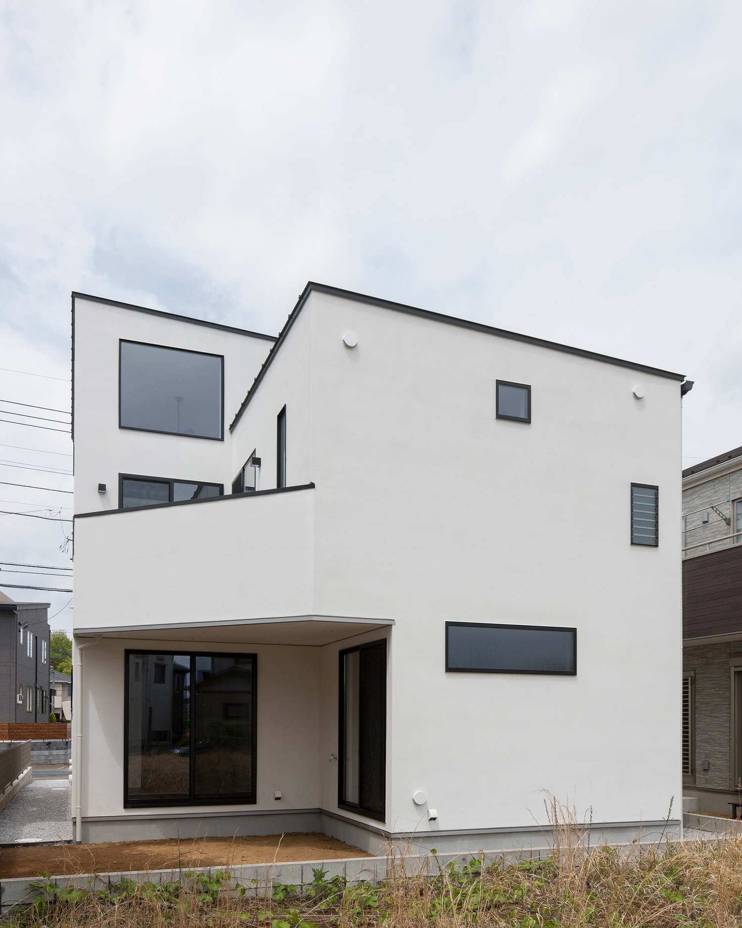 バルコニーや庭がある白い外壁の家・デザイン住宅 注文住宅・デザイン住宅建築実例_『CASE584 ソラノスキマ』_外観