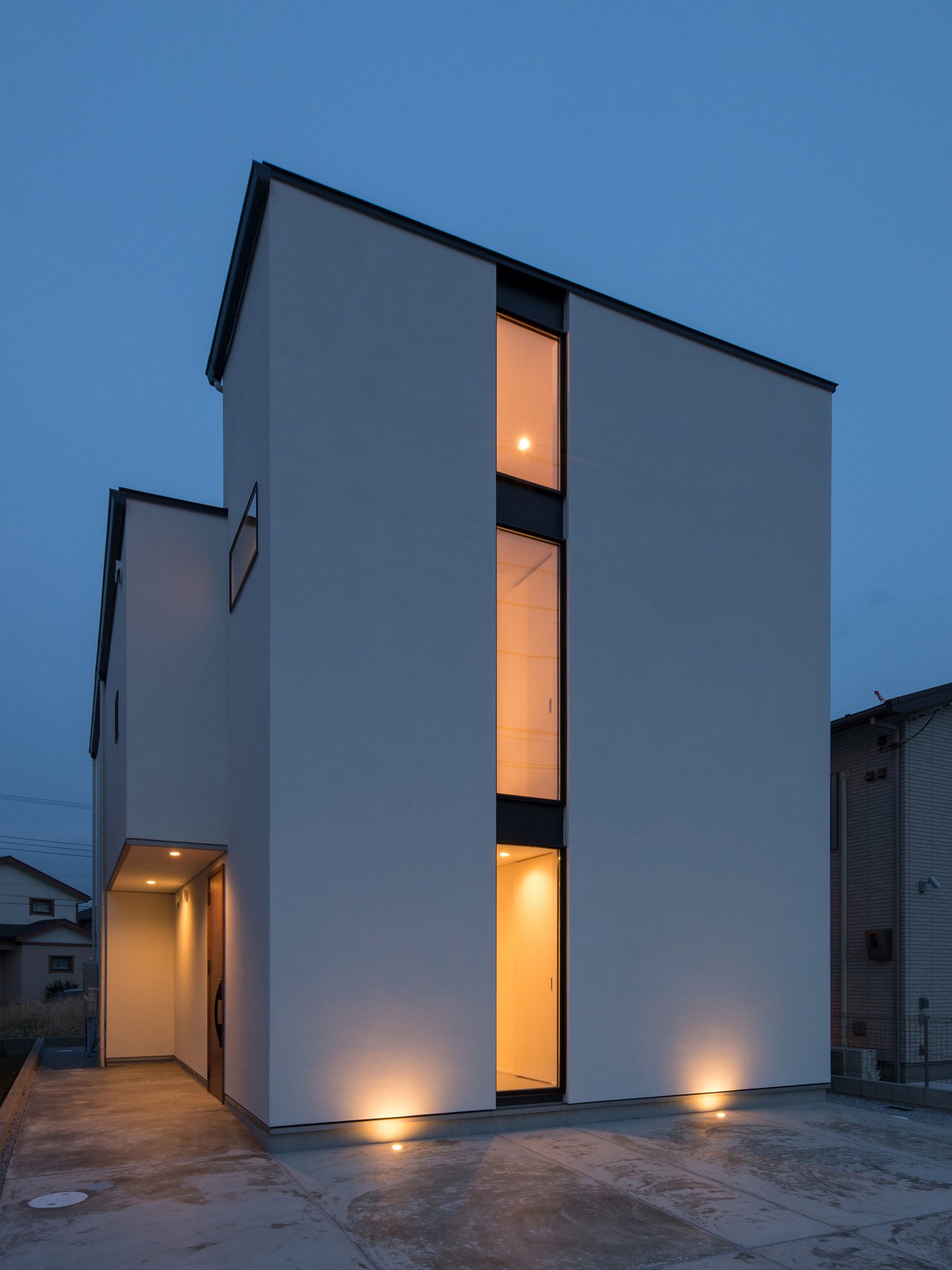 玄関の軒天井や地面にダウンライトが取り付けられた白い外壁の家・デザイン住宅 注文住宅・デザイン住宅建築実例_『CASE584 ソラノスキマ』_外観