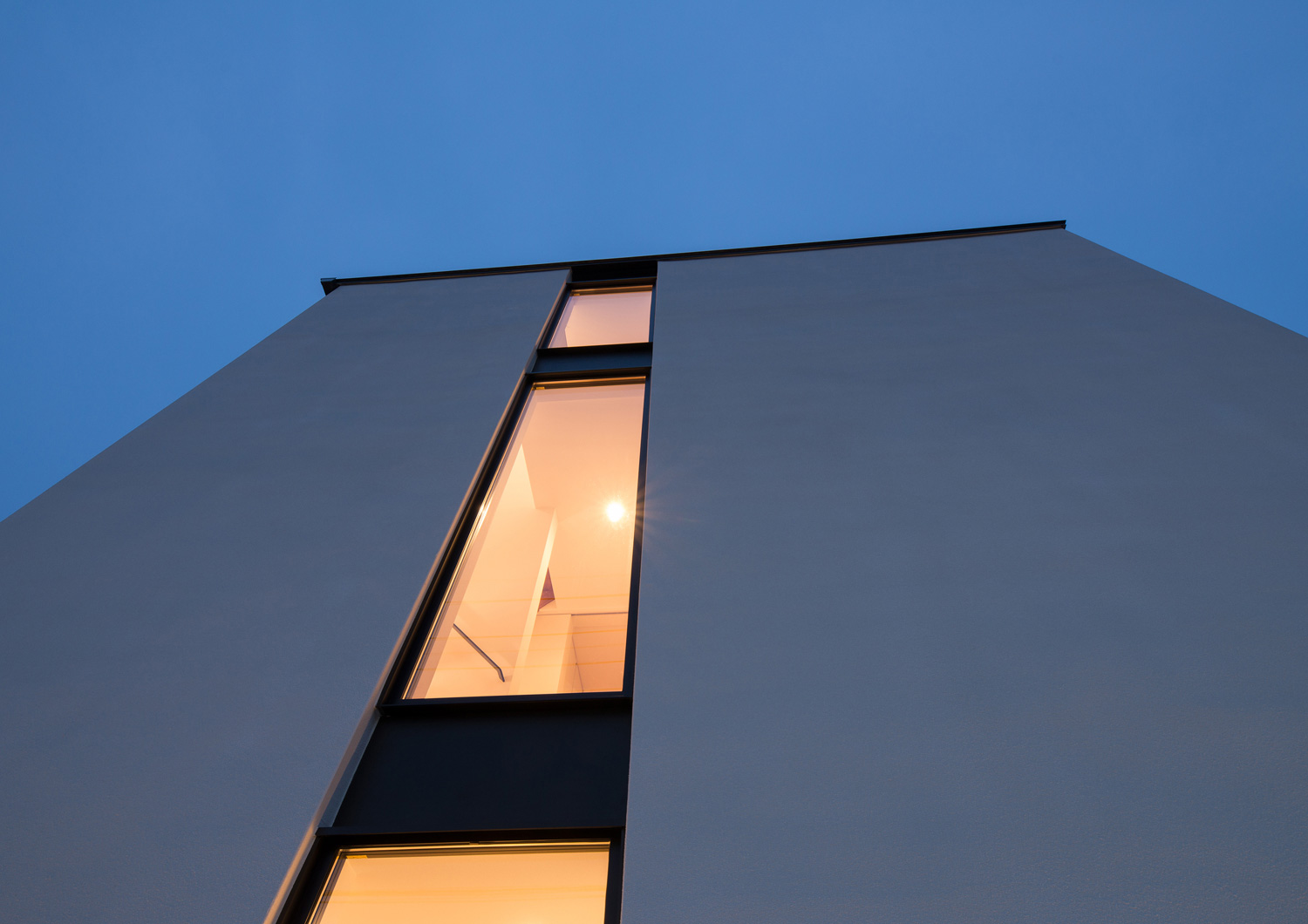 外壁に設けられたスリット窓から室内が見える様子・デザイン住宅 注文住宅・デザイン住宅建築実例_『CASE584 ソラノスキマ』_外観