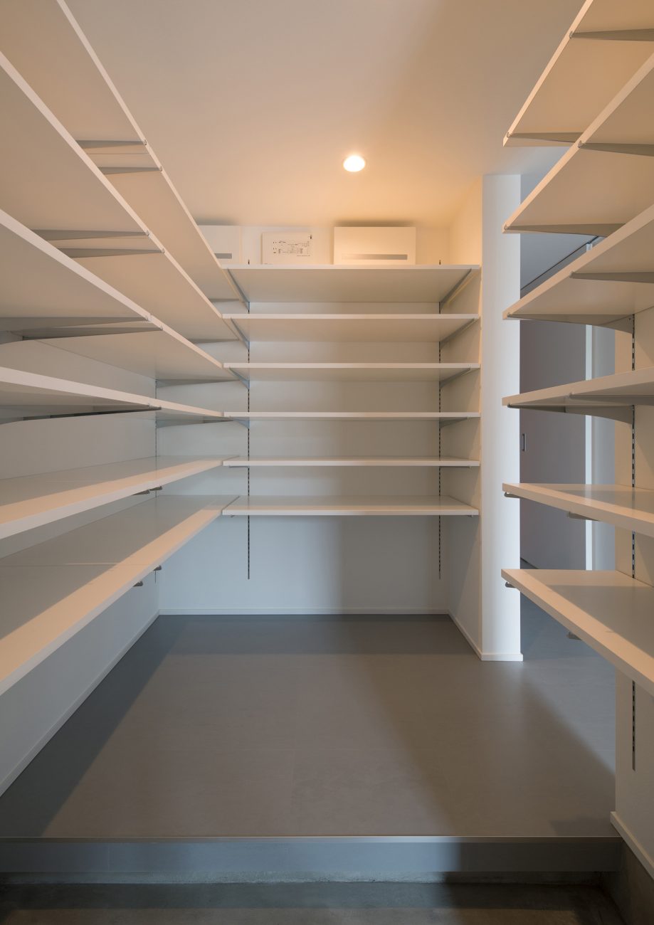 壁付けの可動棚が取り付けられたシューズインクローゼット・デザイン住宅 注文住宅・デザイン住宅建築実例_『CASE584 ソラノスキマ』_玄関