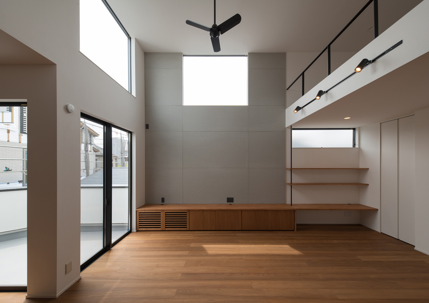 グレーのアクセントクロスがある吹き抜けのLDK・デザイン住宅 注文住宅・デザイン住宅建築実例_『CASE584 ソラノスキマ』_LDK