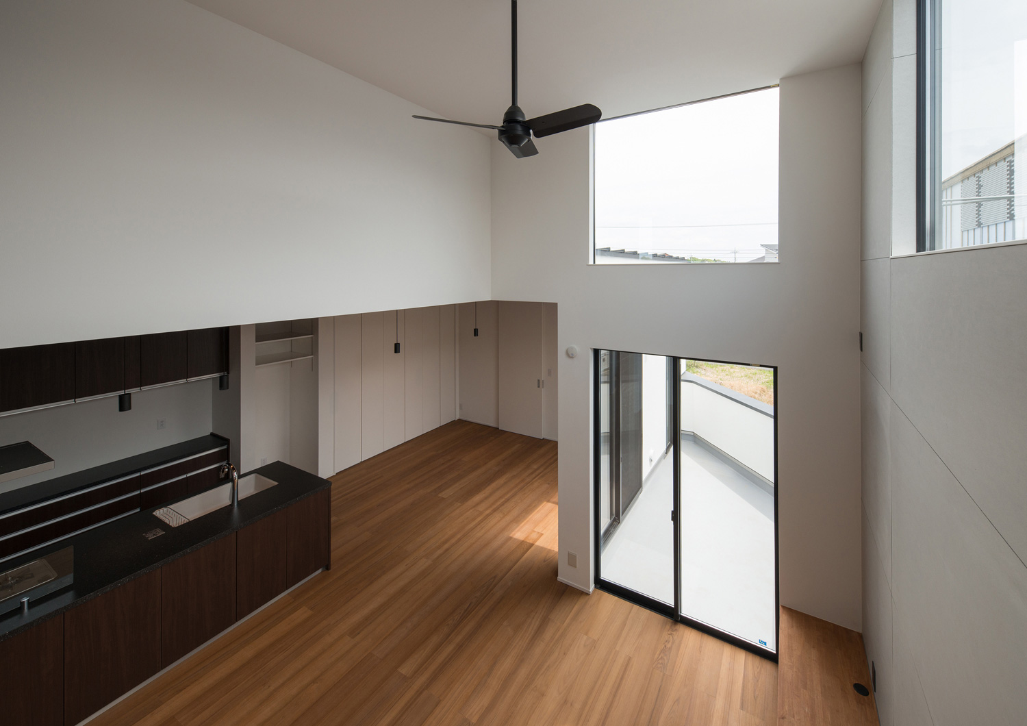 バルコニーに面した窓と天井付近の窓があるLDK・デザイン住宅 注文住宅・デザイン住宅建築実例_『CASE584 ソラノスキマ』_LDK