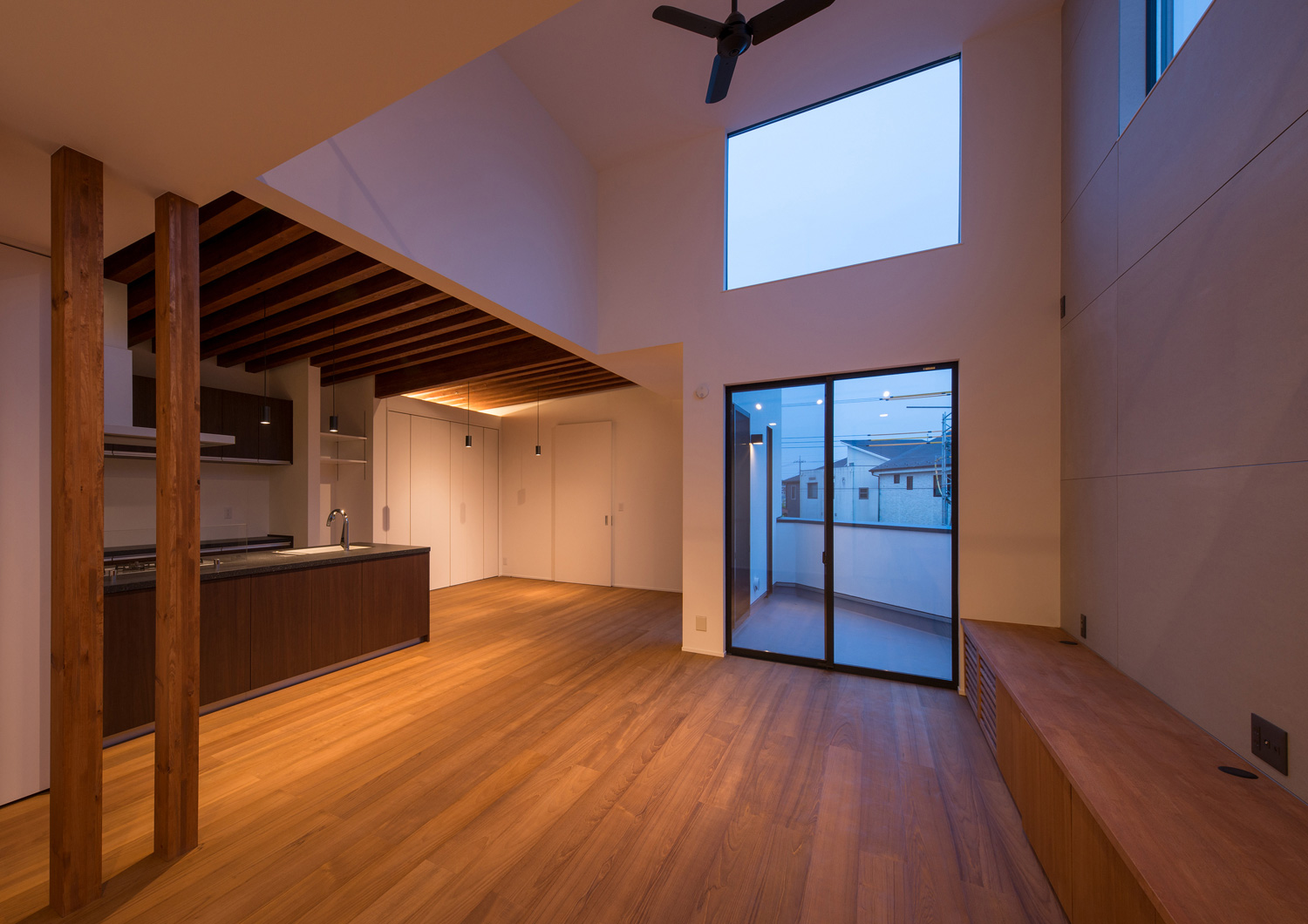 部屋の角がペンダントライトに照らされたLDK・デザイン住宅 注文住宅・デザイン住宅建築実例_『CASE584 ソラノスキマ』_LDK