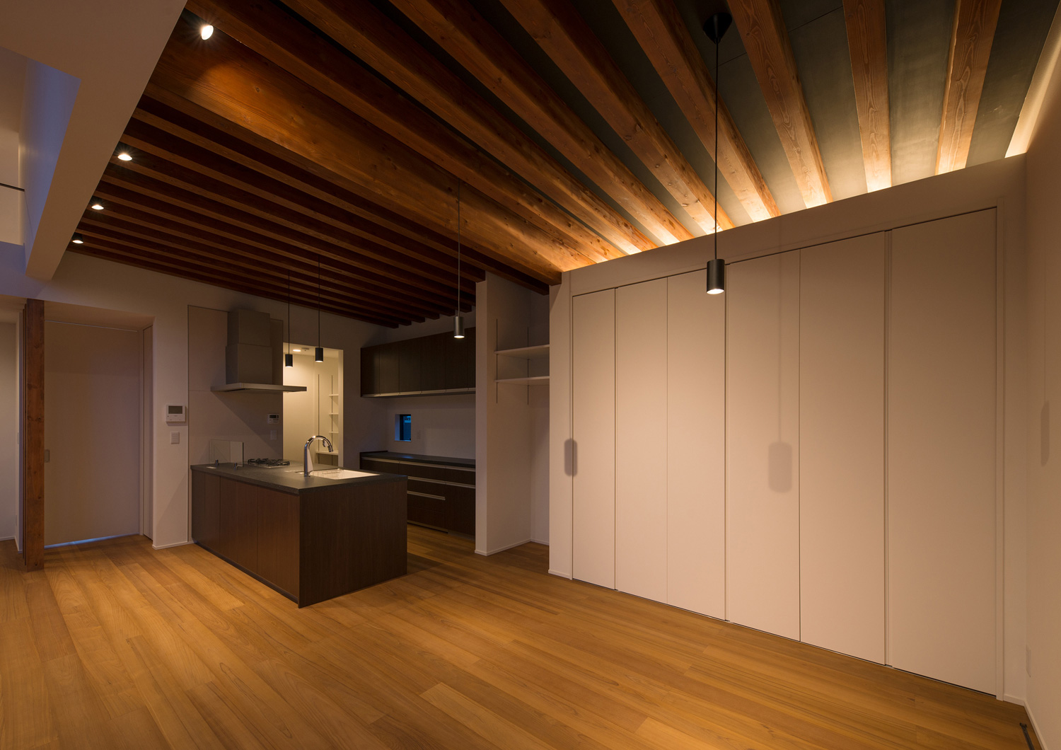 壁際の間接照明が取り付けられたルーバー天井のあるLDK・デザイン住宅 注文住宅・デザイン住宅建築実例_『CASE584 ソラノスキマ』_LDK