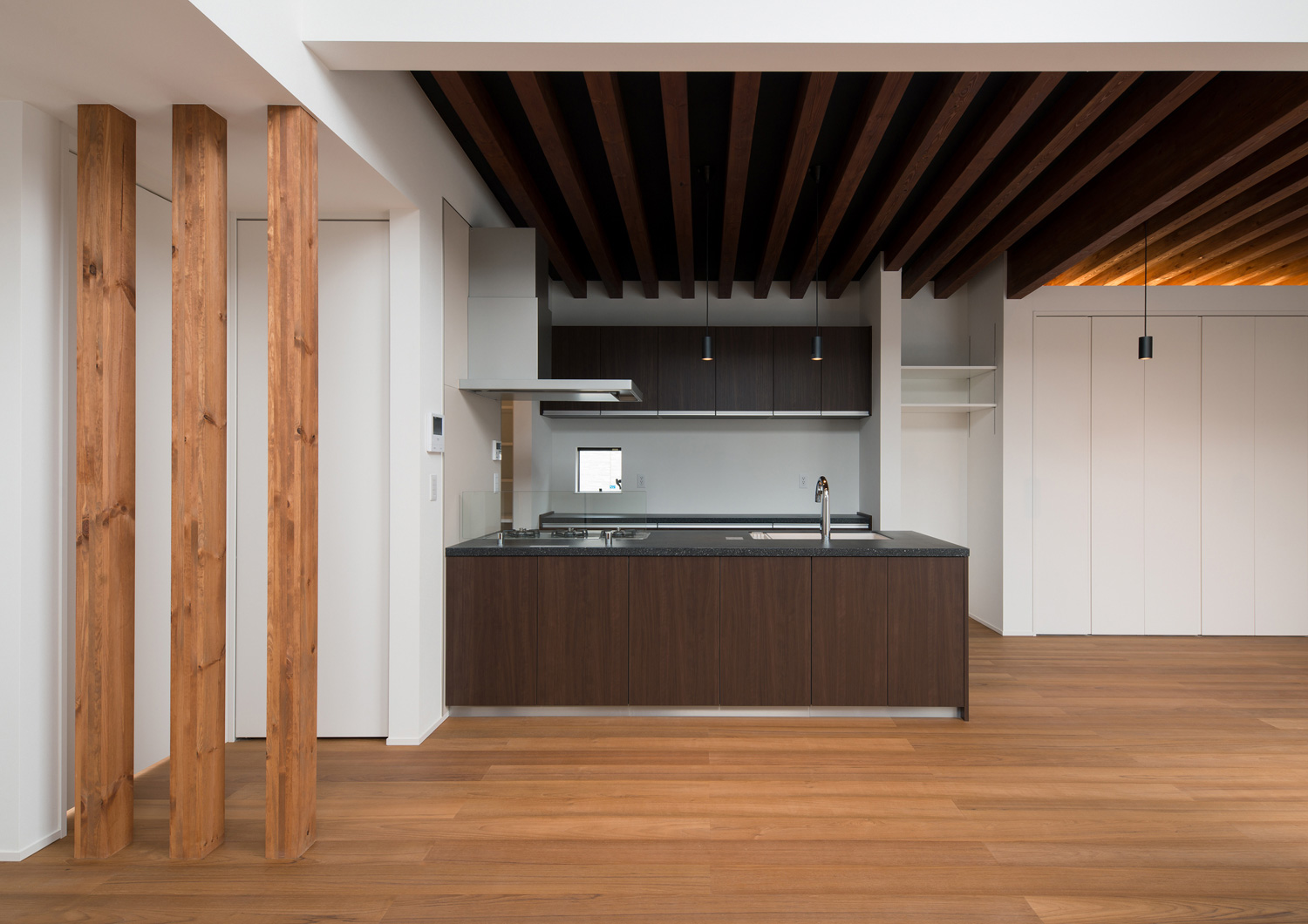 ルーバー天井で木目のペニンシュラキッチンがあるLDK・デザイン住宅 注文住宅・デザイン住宅建築実例_『CASE584 ソラノスキマ』_キッチン