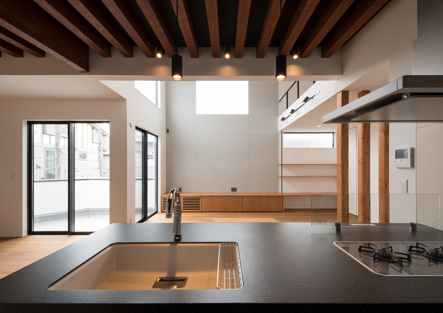 バルコニーに面した窓や吹き抜けのリビングが見渡せるルーバー天井のLDK・デザイン住宅 注文住宅・デザイン住宅建築実例_『CASE584 ソラノスキマ』_キッチン