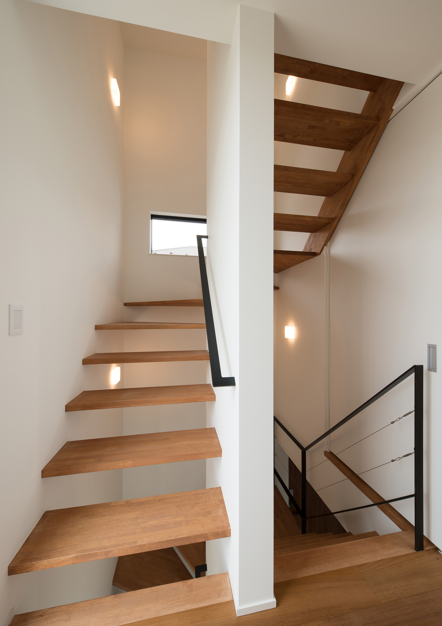 白い壁に付けられたアイアンの手すり付きの木のスケルトン階段・デザイン住宅 注文住宅・デザイン住宅建築実例_『CASE584 ソラノスキマ』_階段