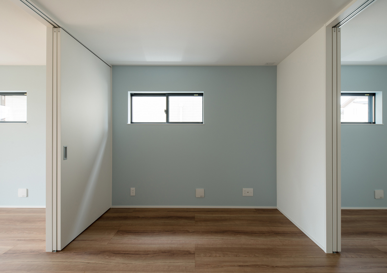 水色のアクセントクロスに窓が取り付けられた引き戸で仕切られた子供部屋・デザイン住宅 注文住宅・デザイン住宅建築実例_『CASE584 ソラノスキマ』_子供部屋