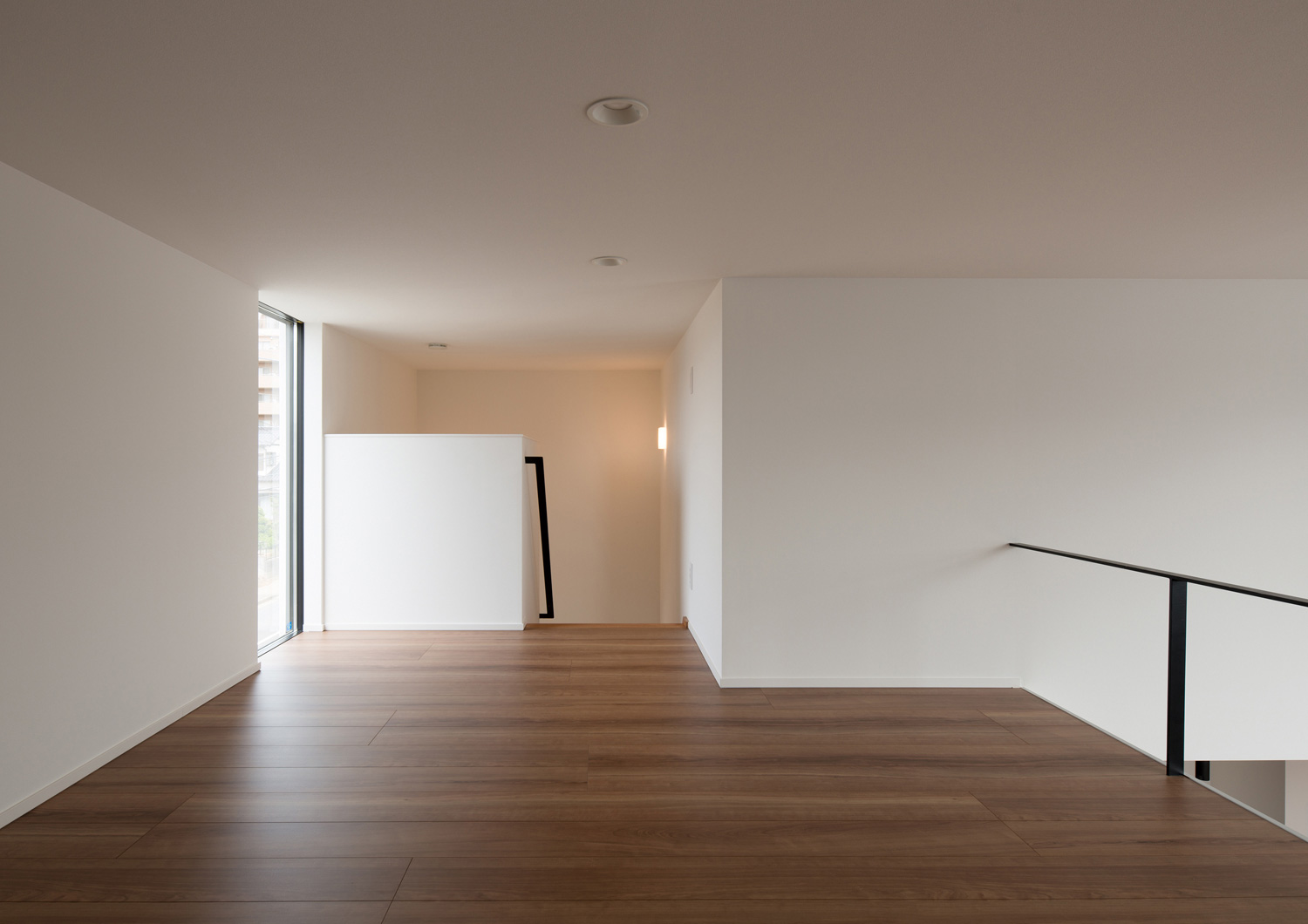 黒いアイアンの手すり付きのフローリングのロフト・デザイン住宅 注文住宅・デザイン住宅建築実例_『CASE584 ソラノスキマ』_ロフト