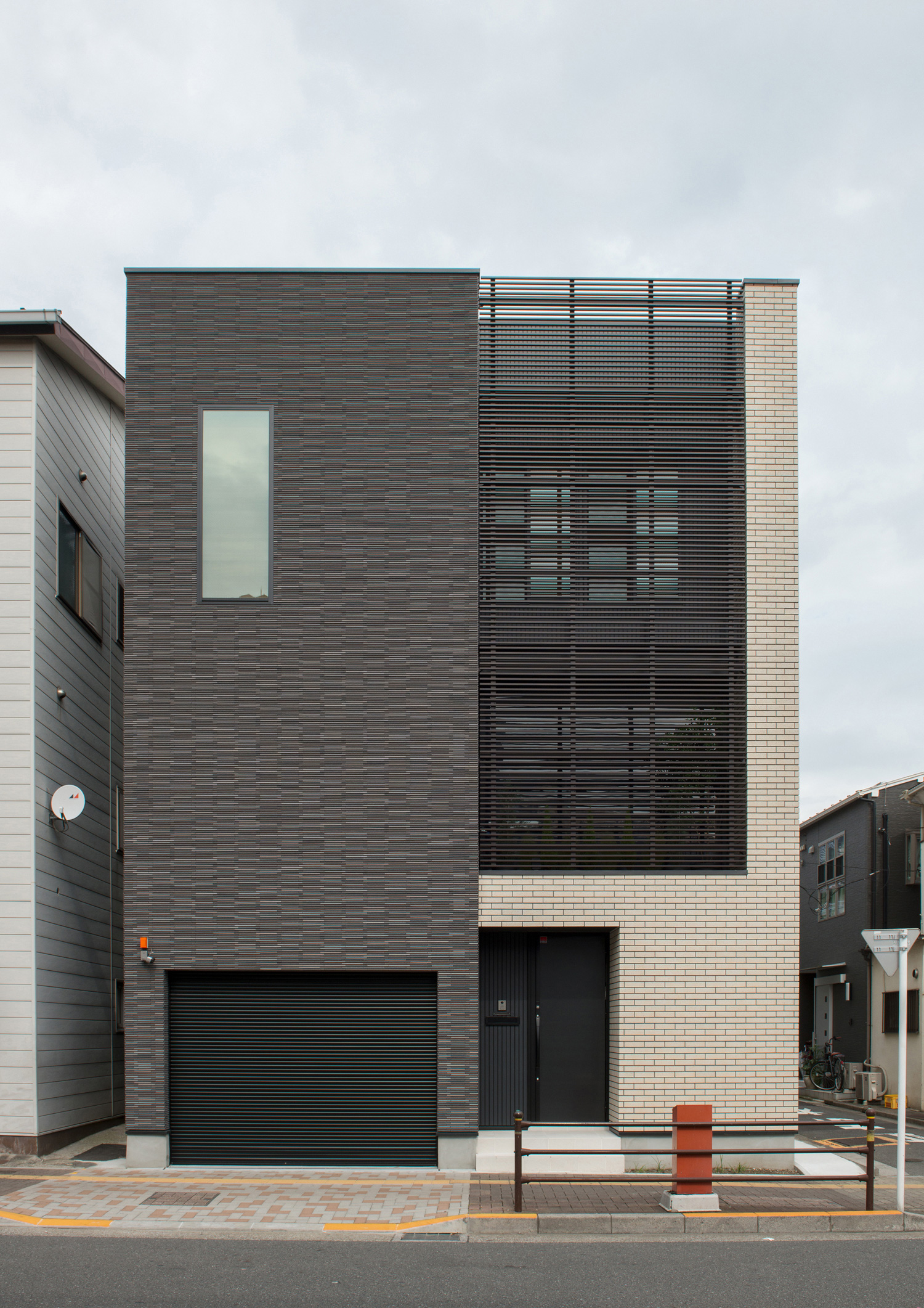 デザイン住宅建築実例_外観・注文住宅『CASE585 いしのいえ』の建築実例・施⼯例の写真・建物外観全体 注文住宅・デザイン住宅建築実例_『CASE585 いしのいえ』_外観