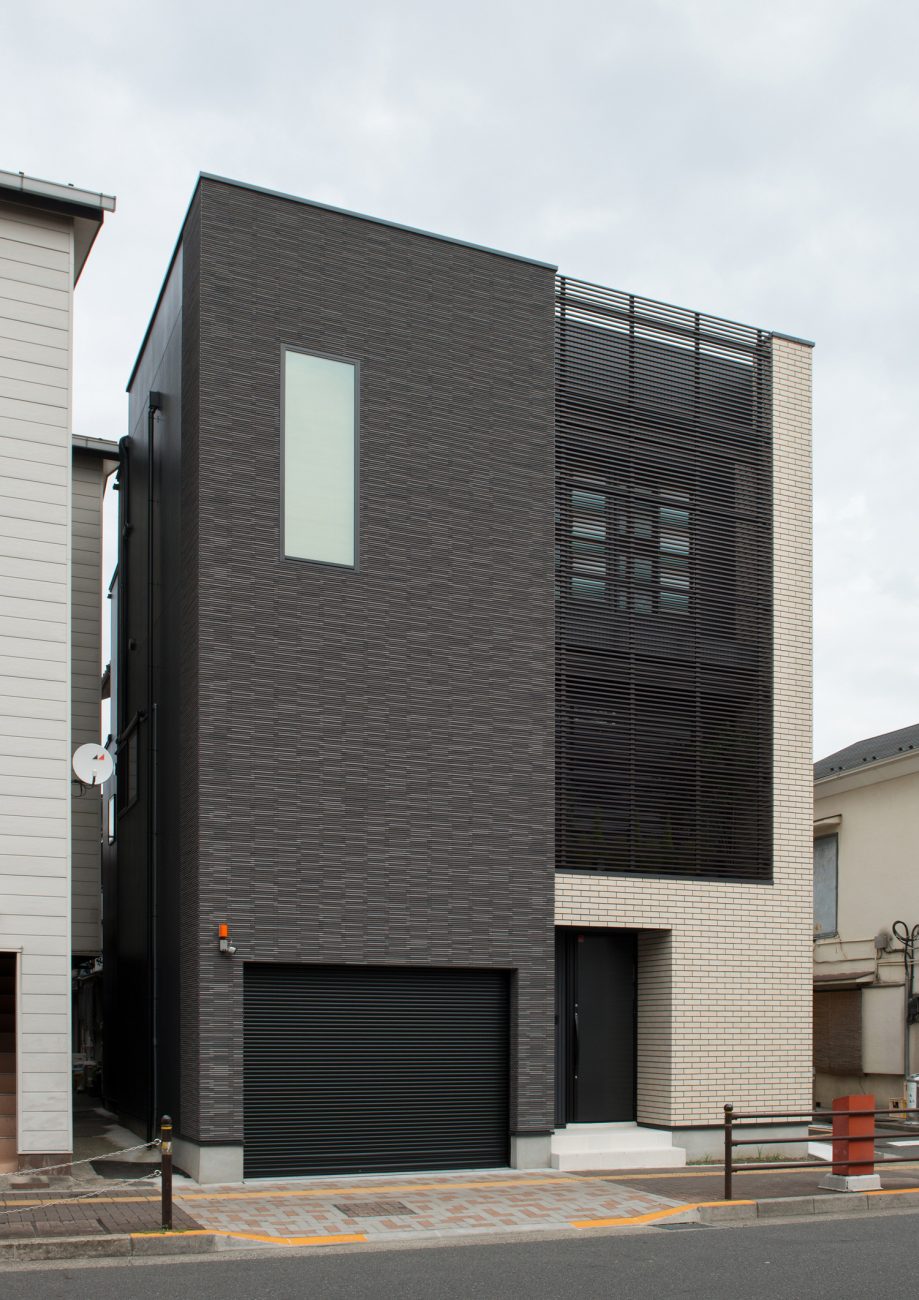 白と黒の二種類のタイルの外壁でルーバーの目隠しがある外観・デザイン住宅 注文住宅・デザイン住宅建築実例_『CASE585 いしのいえ』_外観