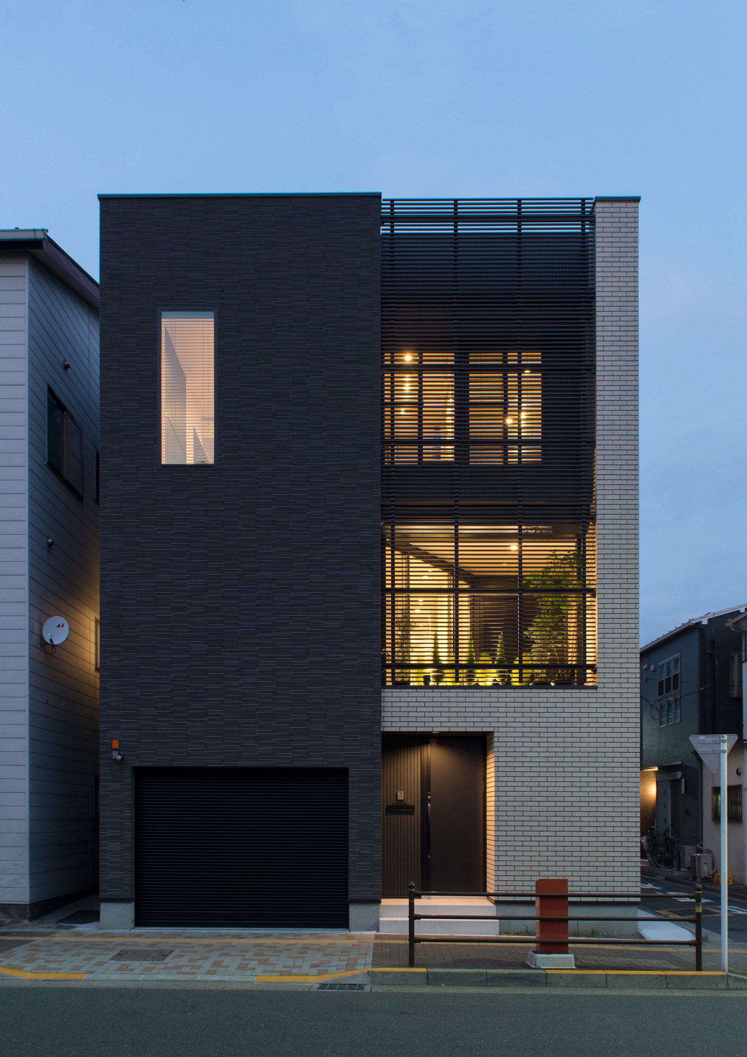 ルーバー裏にバルコニーを配した外観