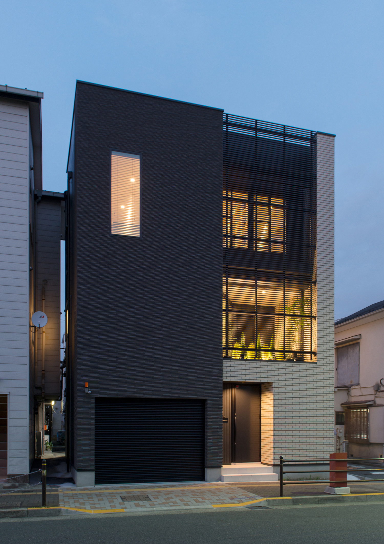 キューブ状の外観でルーバーの目隠し付きのバルコニーがある家・デザイン住宅 注文住宅・デザイン住宅建築実例_『CASE585 いしのいえ』_外観