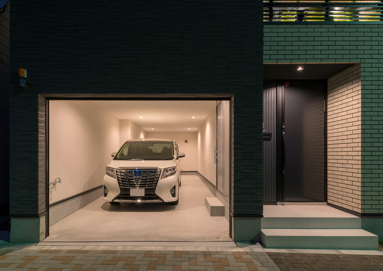 室内へ繋がる扉付きのインナーガレージがある家・デザイン住宅 注文住宅・デザイン住宅建築実例_『CASE585 いしのいえ』_ガレージ