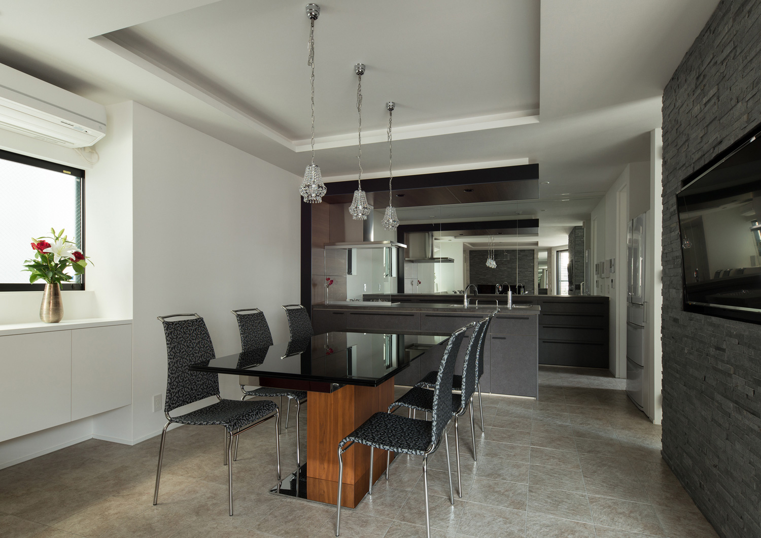 黒いダイニングテーブルとダイニングチェアがある折り上げ天井のLDK・デザイン住宅 注文住宅・デザイン住宅建築実例_『CASE585 いしのいえ』_LDK