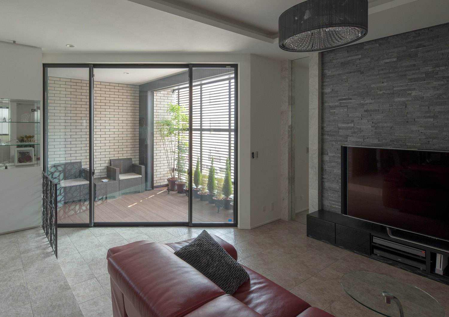 バルコニーとフラットに繋がる大理石の床のLDK・デザイン住宅 注文住宅・デザイン住宅建築実例_『CASE585 いしのいえ』_LDK