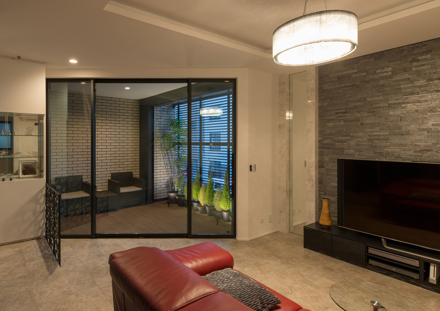 ペンダントライトが取り付けられた、バルコニーに面したLDK・デザイン住宅 注文住宅・デザイン住宅建築実例_『CASE585 いしのいえ』_LDK