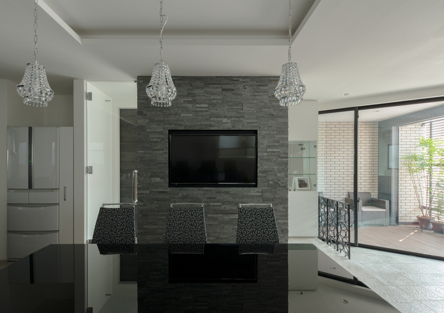 黒い石のアクセントウォールにテレビを取り付けた折り上げ天井のLDK・デザイン住宅 注文住宅・デザイン住宅建築実例_『CASE585 いしのいえ』_LDK