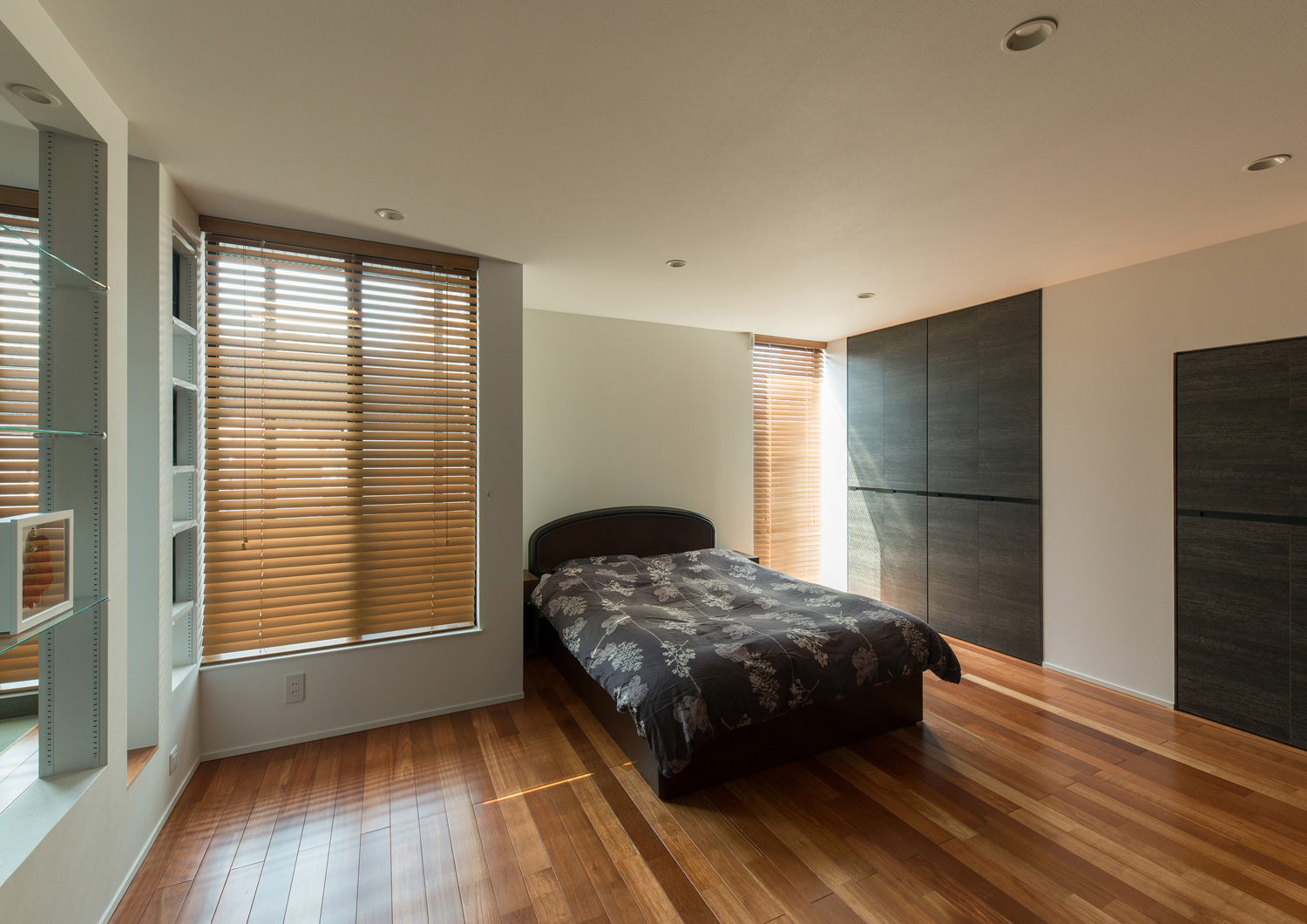 ベッドや建具を黒で統一したフローリングの寝室・デザイン住宅 注文住宅・デザイン住宅建築実例_『CASE585 いしのいえ』_寝室