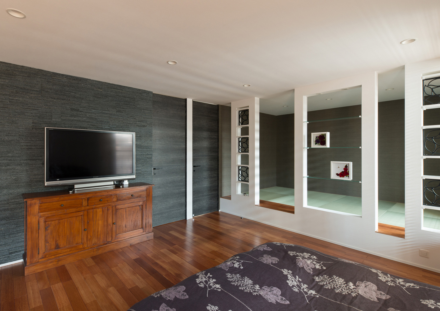 小上がりの和室スペースを設けたテレビのある寝室・デザイン住宅 注文住宅・デザイン住宅建築実例_『CASE585 いしのいえ』_寝室