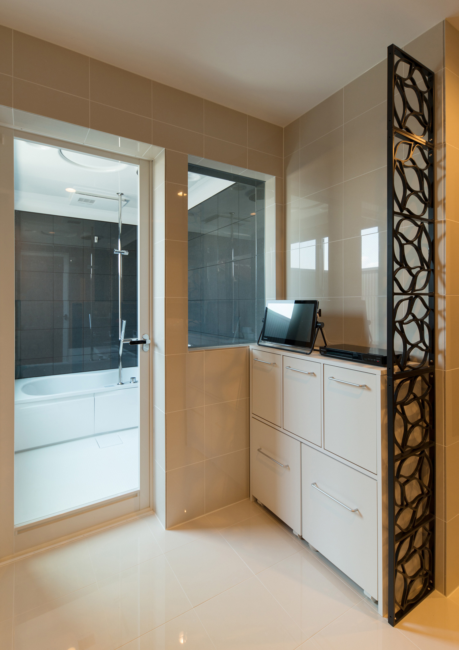 白い床で収納ボックスがある脱衣所・デザイン住宅 注文住宅・デザイン住宅建築実例_『CASE585 いしのいえ』_浴室・洗面所