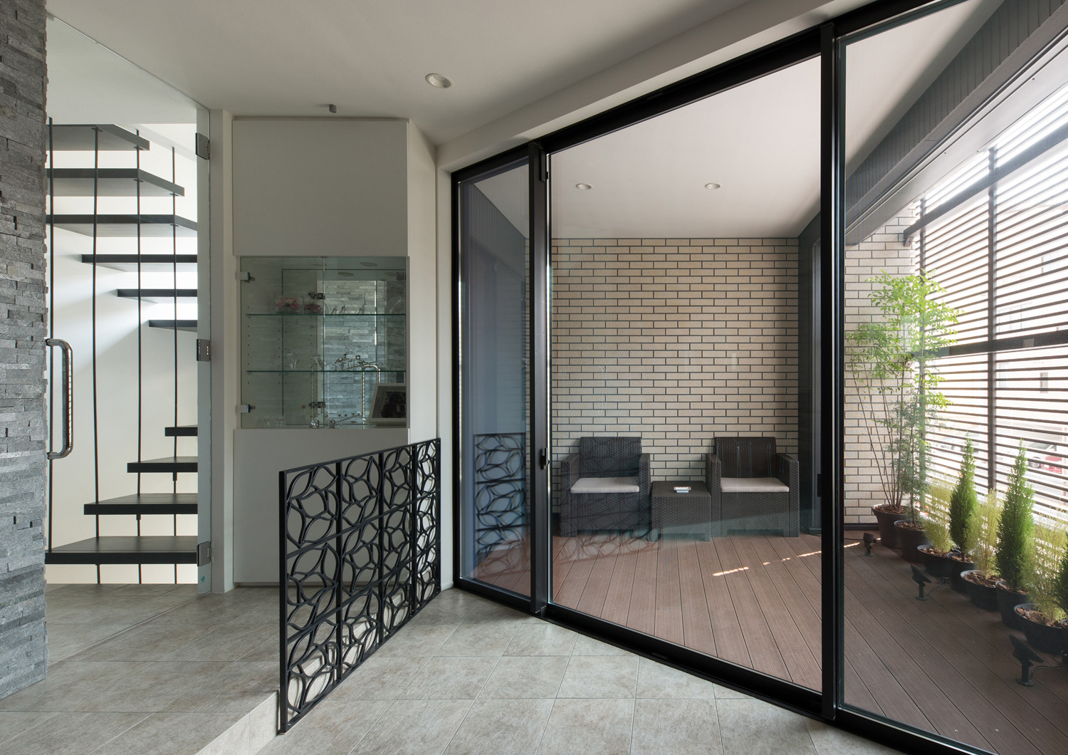 LDKに面した屋根付きのウッドデッキの空間