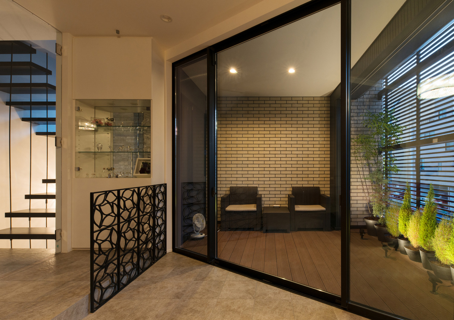 ルーバーの目隠しが取り付けられたウッドデッキのバルコニー・デザイン住宅 注文住宅・デザイン住宅建築実例_『CASE585 いしのいえ』_テラス・バルコニー