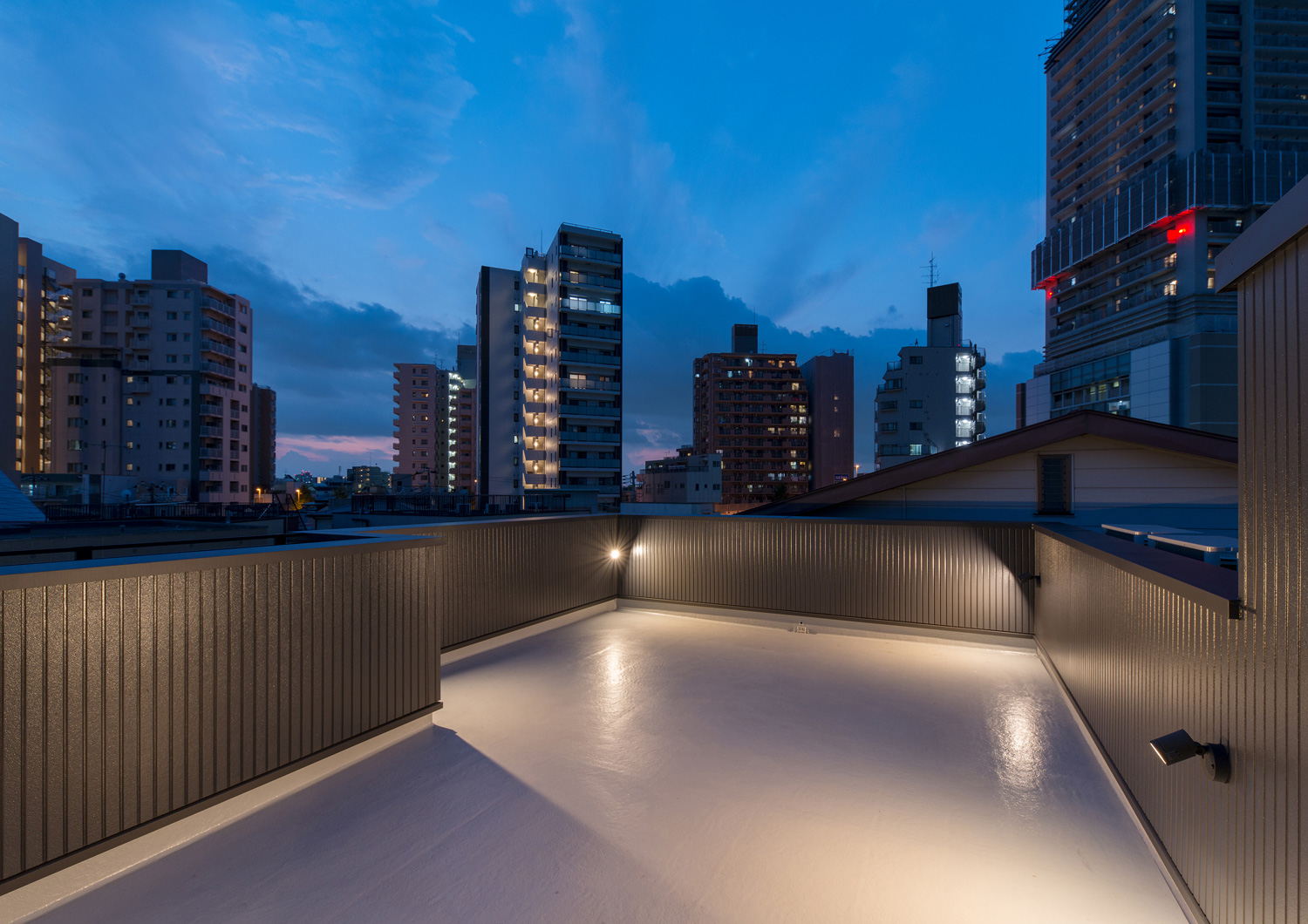 壁に照明が取り付けられたルーフバルコニー・デザイン住宅 注文住宅・デザイン住宅建築実例_『CASE585 いしのいえ』_テラス・バルコニー