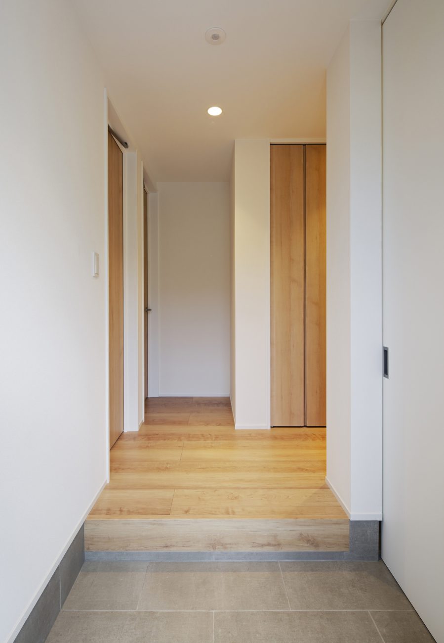 フローリングのフロアが広がるタイルの玄関・デザイン住宅 注文住宅・デザイン住宅建築実例_『CASE586 サクラクリヒノキ』_玄関