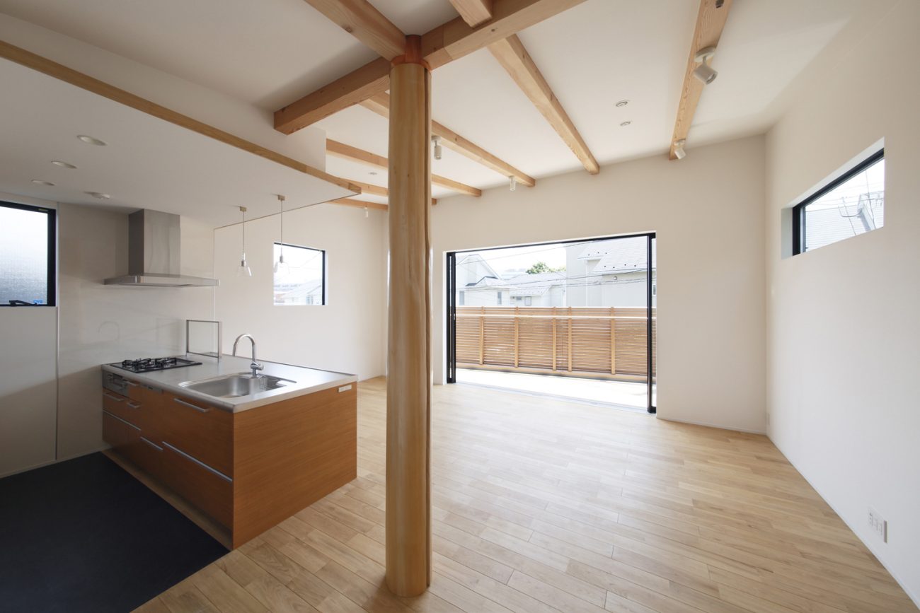 バルコニーに繋がる大きな窓がある木の柱や梁を見せたLDK・デザイン住宅 注文住宅・デザイン住宅建築実例_『CASE586 サクラクリヒノキ』_LDK