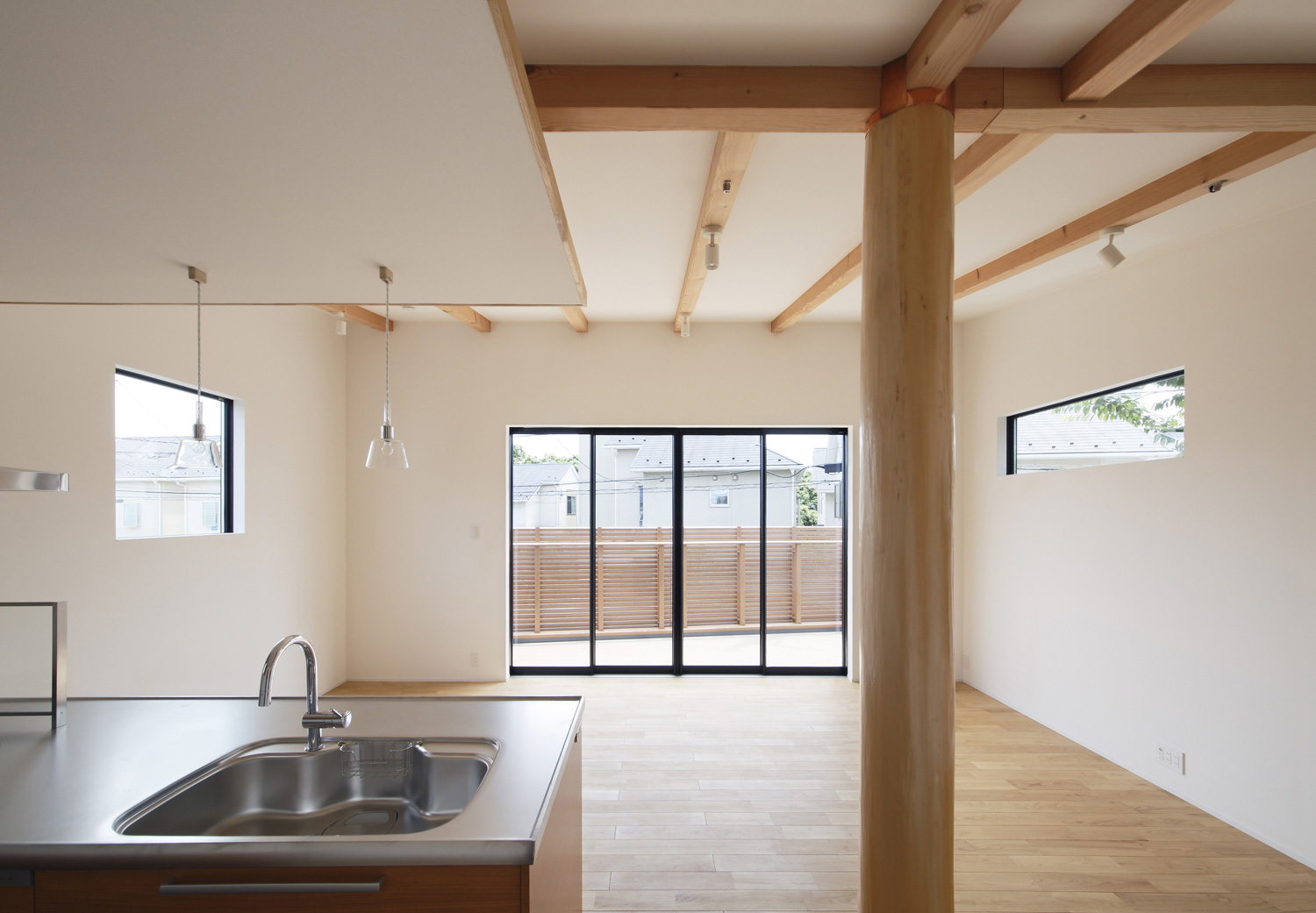 バルコニーに面した窓がある下がり天井のキッチンがあるLDK・デザイン住宅 注文住宅・デザイン住宅建築実例_『CASE586 サクラクリヒノキ』_LDK