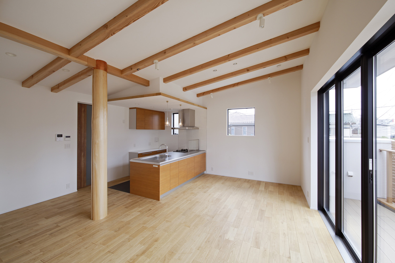 木の大黒柱がある梁見せ天井のLDK・デザイン住宅 注文住宅・デザイン住宅建築実例_『CASE586 サクラクリヒノキ』_LDK