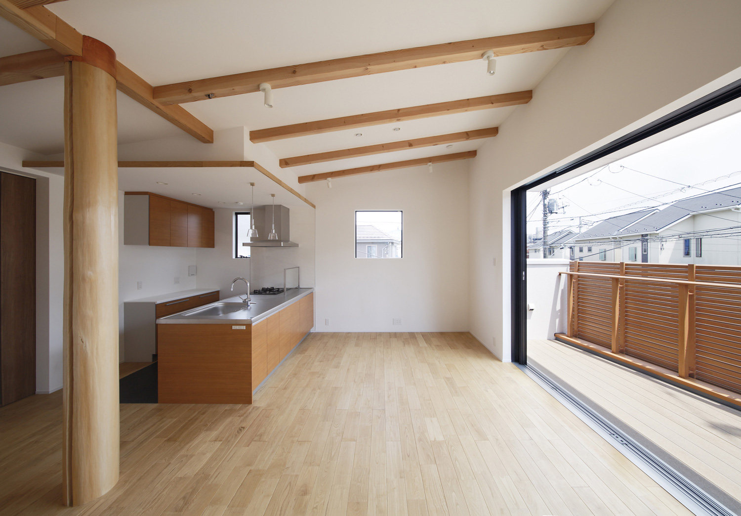 バルコニーとフラットに繋がる大開口窓がある梁見せ天井のLDK・デザイン住宅 注文住宅・デザイン住宅建築実例_『CASE586 サクラクリヒノキ』_LDK