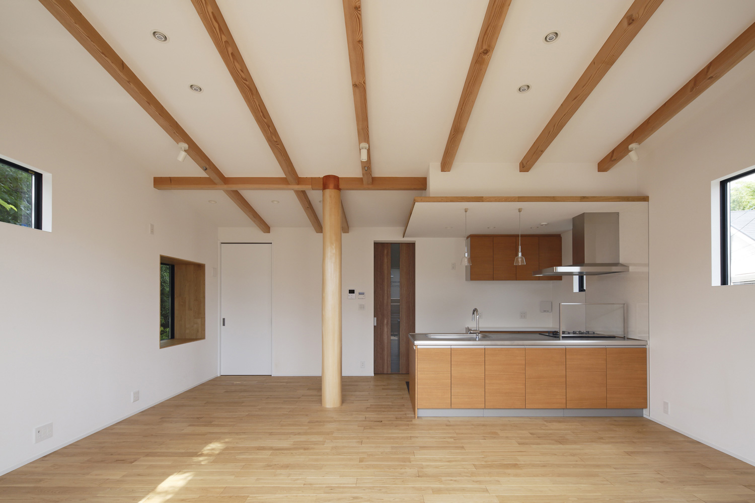 キッチン部分が下がり天井になった梁見せ天井のLDK・デザイン住宅 注文住宅・デザイン住宅建築実例_『CASE586 サクラクリヒノキ』_LDK