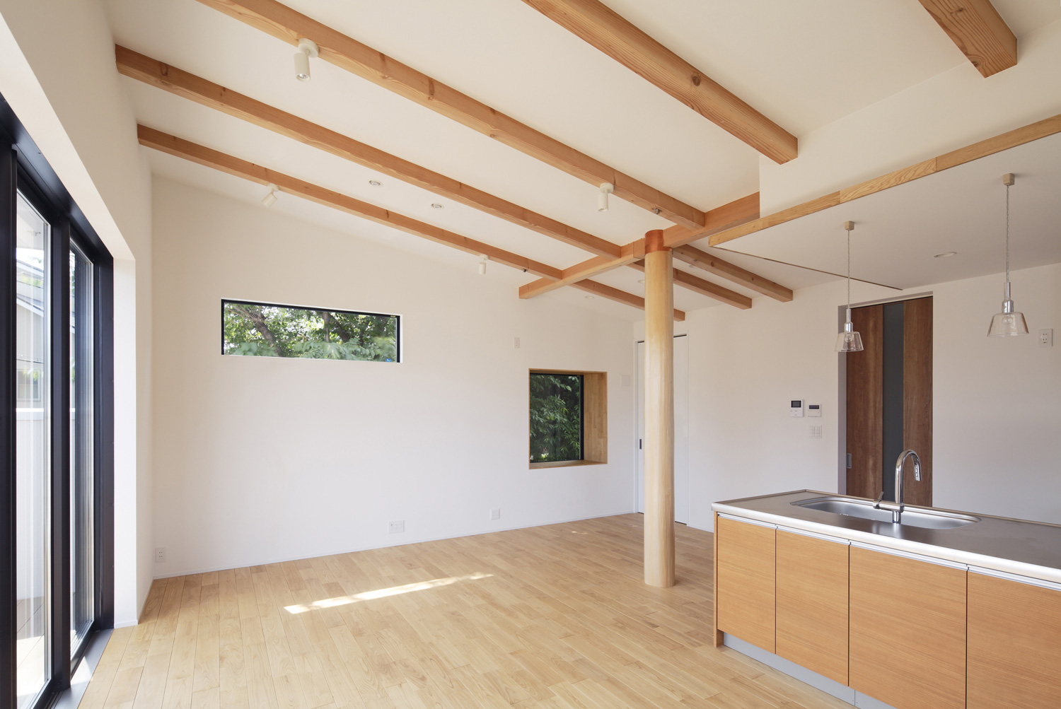 木の柱がある斜めの梁見せ天井のLDK・デザイン住宅 注文住宅・デザイン住宅建築実例_『CASE586 サクラクリヒノキ』_LDK