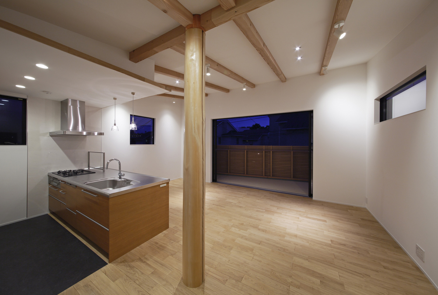 梁にスポットライトが取り付けられたバルコニーに面した窓があるLDK・デザイン住宅 注文住宅・デザイン住宅建築実例_『CASE586 サクラクリヒノキ』_LDK