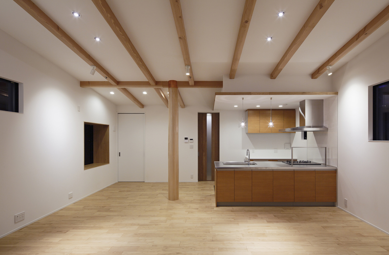 ダウンライトやスポットライトに照らされる梁見せ天井のLDK・デザイン住宅 注文住宅・デザイン住宅建築実例_『CASE586 サクラクリヒノキ』_LDK