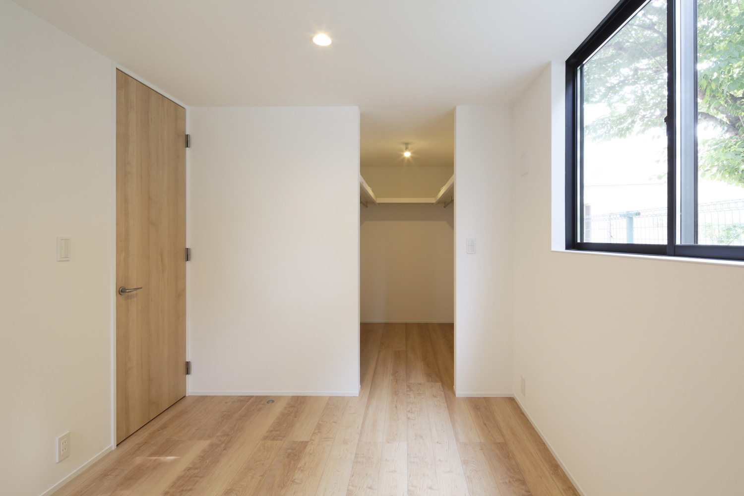 ウォークインクローゼット付きの木目の扉が付いた寝室・デザイン住宅 注文住宅・デザイン住宅建築実例_『CASE586 サクラクリヒノキ』_寝室