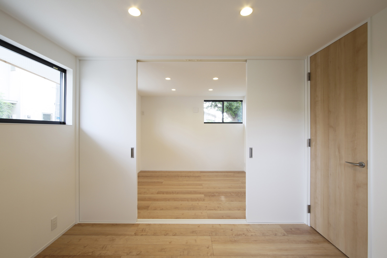 引き戸で仕切られた子供部屋・デザイン住宅 注文住宅・デザイン住宅建築実例_『CASE586 サクラクリヒノキ』_子供部屋