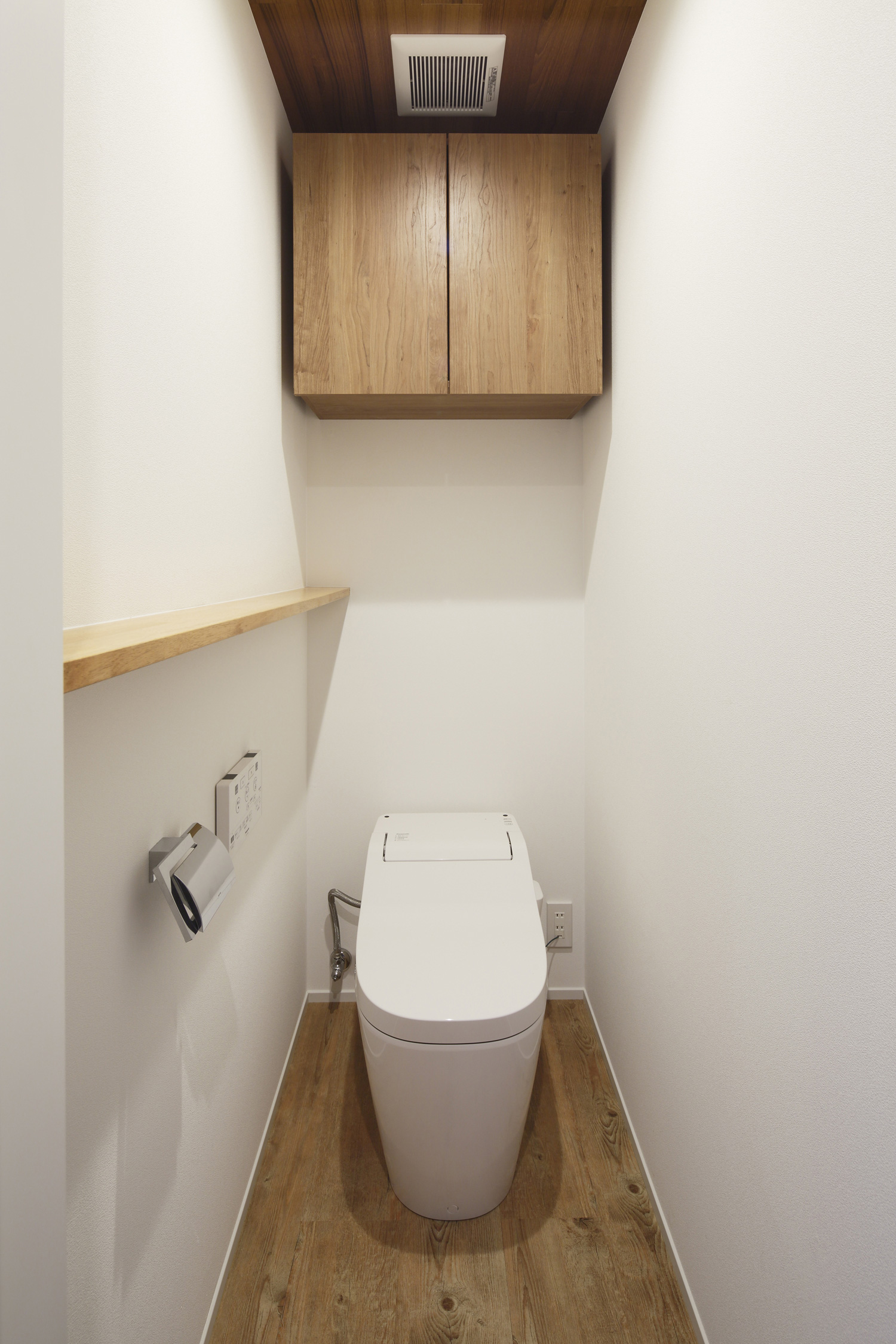 木目の収納ボックスを天井付近に取り付けた白い壁のトイレ・デザイン住宅 注文住宅・デザイン住宅建築実例_『CASE586 サクラクリヒノキ』_トイレ