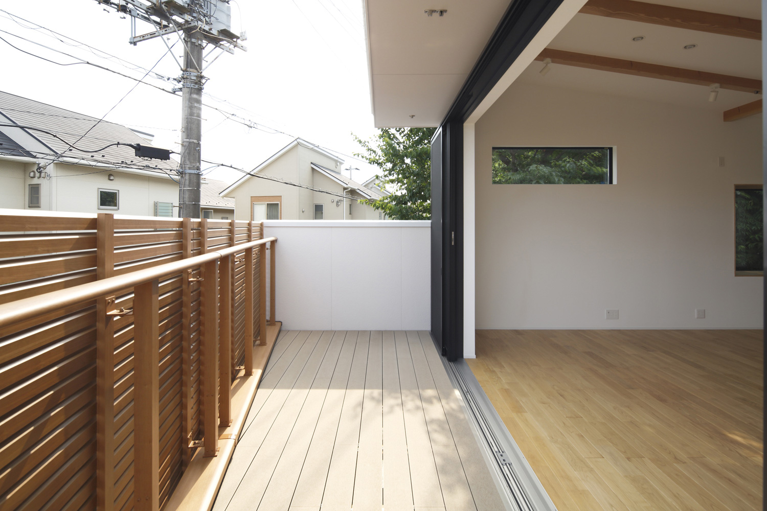 LDKに面したウッドデッキのバルコニー・デザイン住宅 注文住宅・デザイン住宅建築実例_『CASE586 サクラクリヒノキ』_テラス・バルコニー