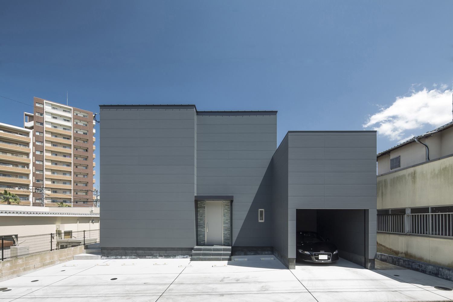 デザイン住宅建築実例_外観・注文住宅『CASE587 Nero』の建築実例・施⼯例の写真・建物外観全体 注文住宅・デザイン住宅建築実例_『CASE587 Nero』_外観