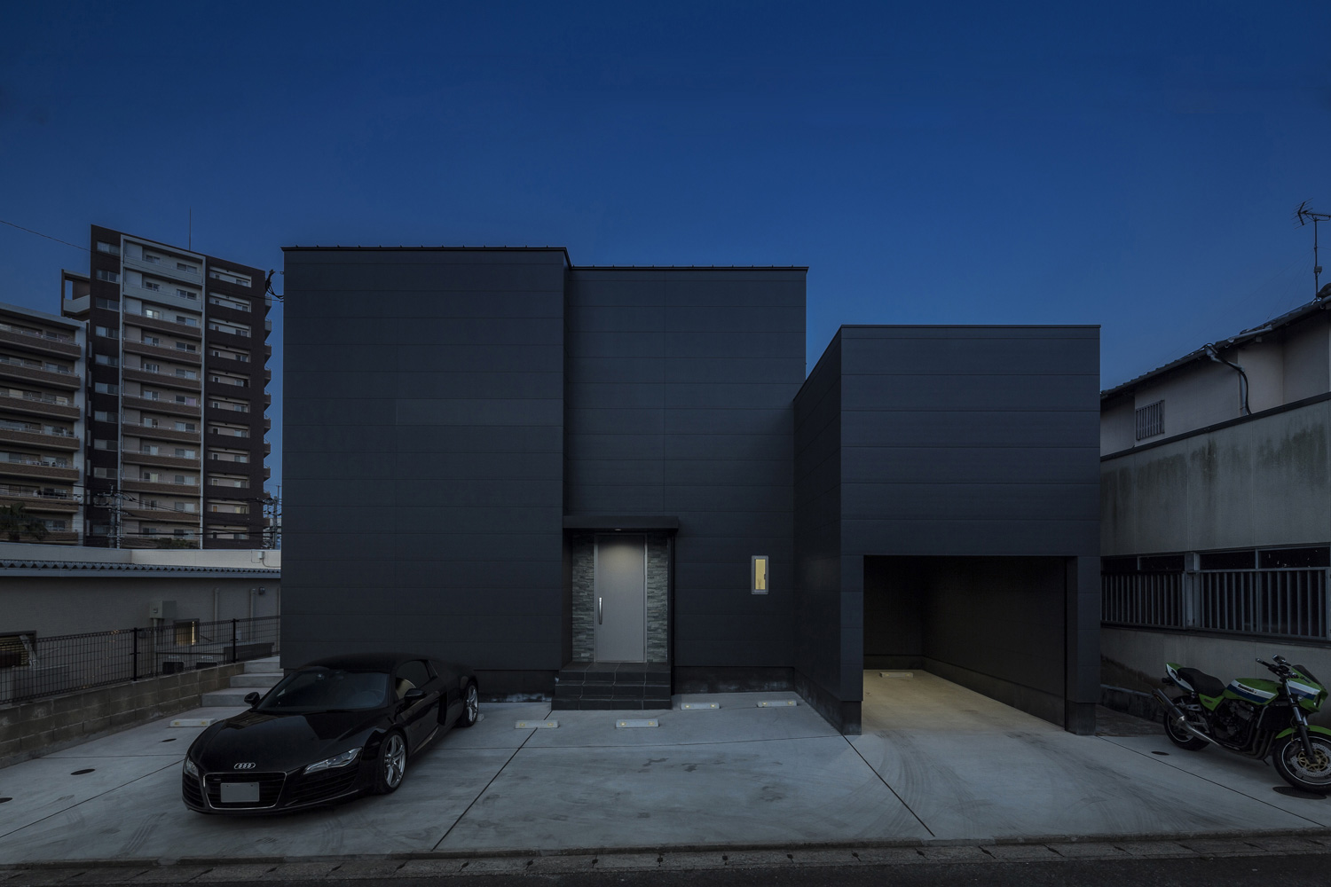 インナーガレージと玄関前の駐車スペースが両方あるスクエアな外観の家・デザイン住宅 注文住宅・デザイン住宅建築実例_『CASE587 Nero』_外観